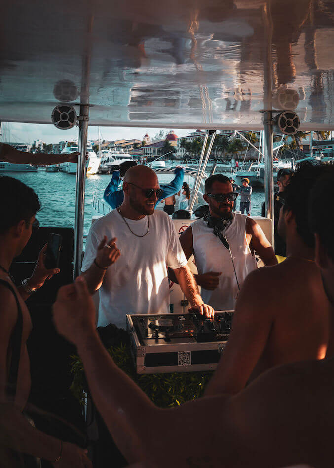 Deeplomatic Party Boat — photo 3