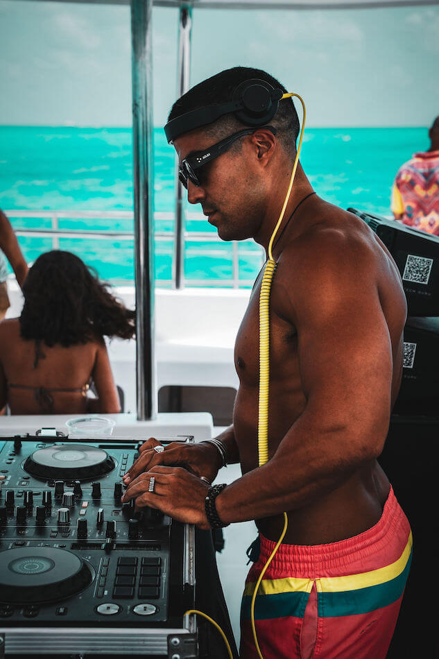 Deeplomatic Party Boat — photo 4